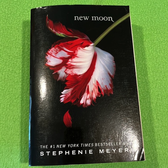 Stephanie Meyer Twilight & New Moon Softcover Books - Picture 3 of 4